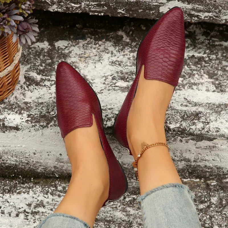 French retro pointed flat shoes 2025 women's large soft sole comfortable spring and summer slip-on casual small leather shoes