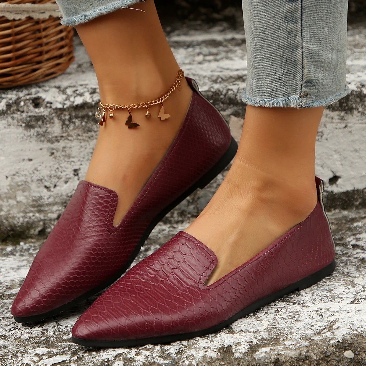 French retro pointed flat shoes 2025 women's large soft sole comfortable spring and summer slip-on casual small leather shoes