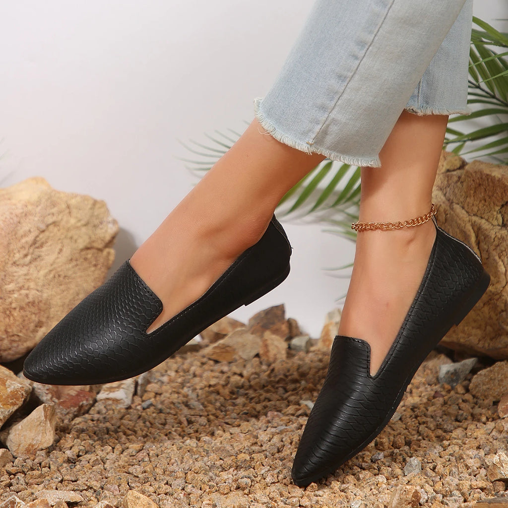 French retro pointed flat shoes 2025 women's large soft sole comfortable spring and summer slip-on casual small leather shoes