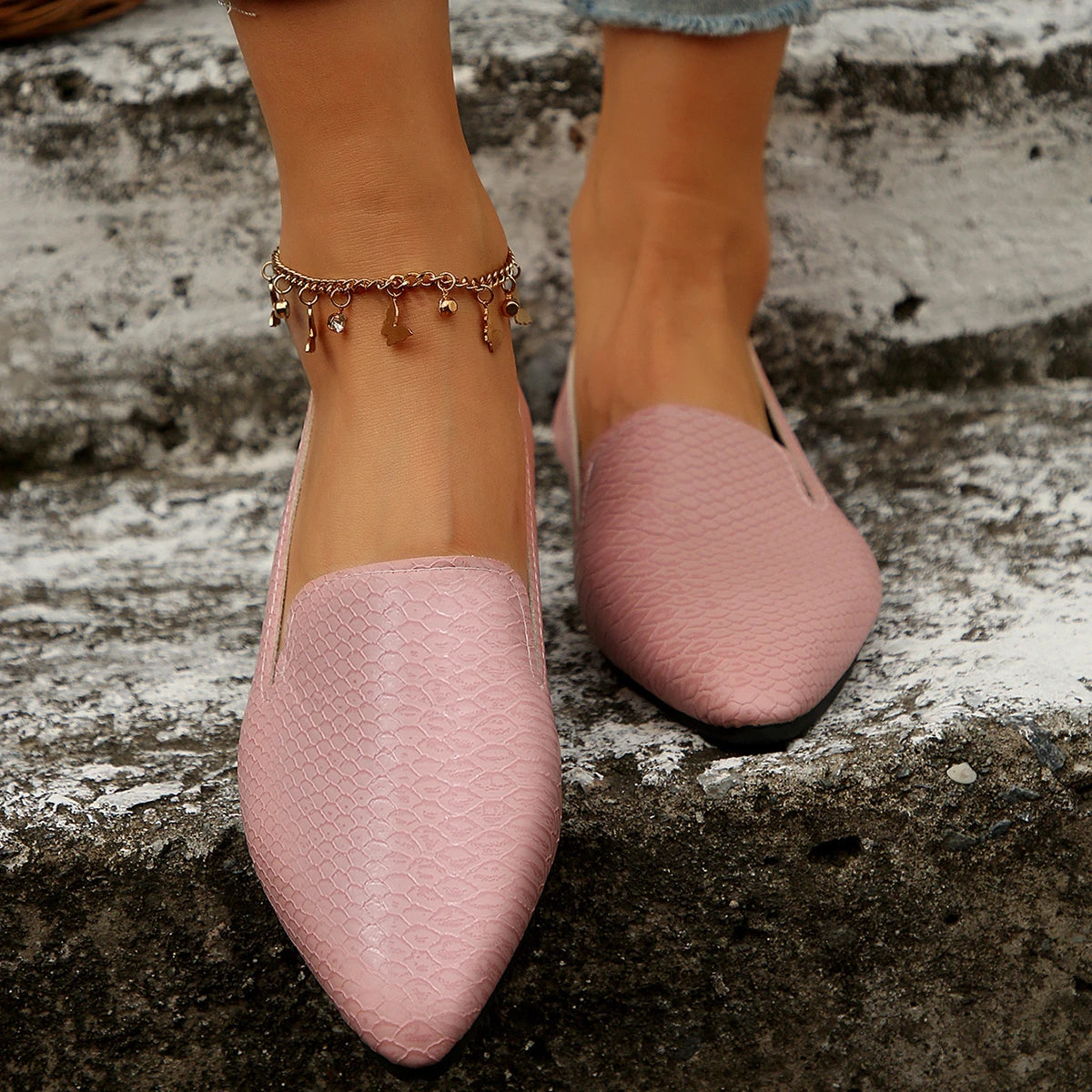 French retro pointed flat shoes 2025 women's large soft sole comfortable spring and summer slip-on casual small leather shoes