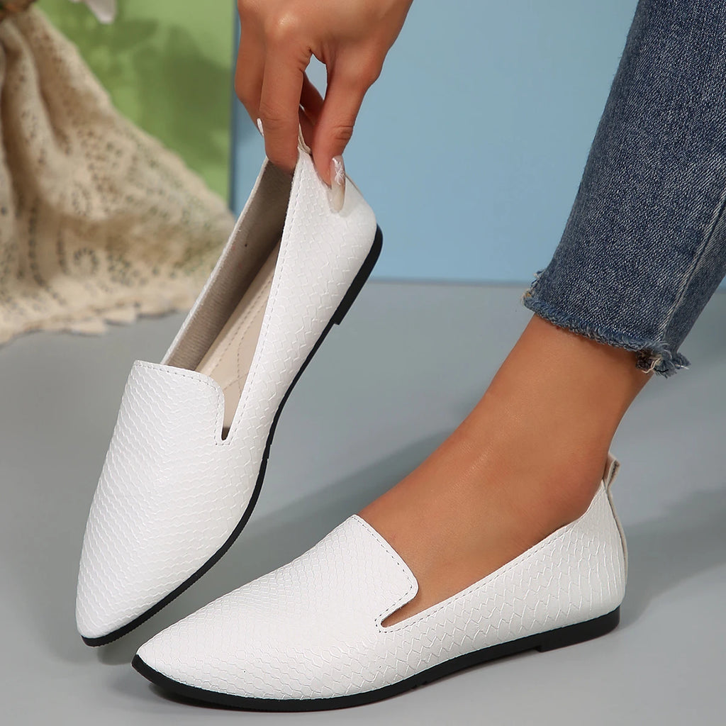 French retro pointed flat shoes 2025 women's large soft sole comfortable spring and summer slip-on casual small leather shoes