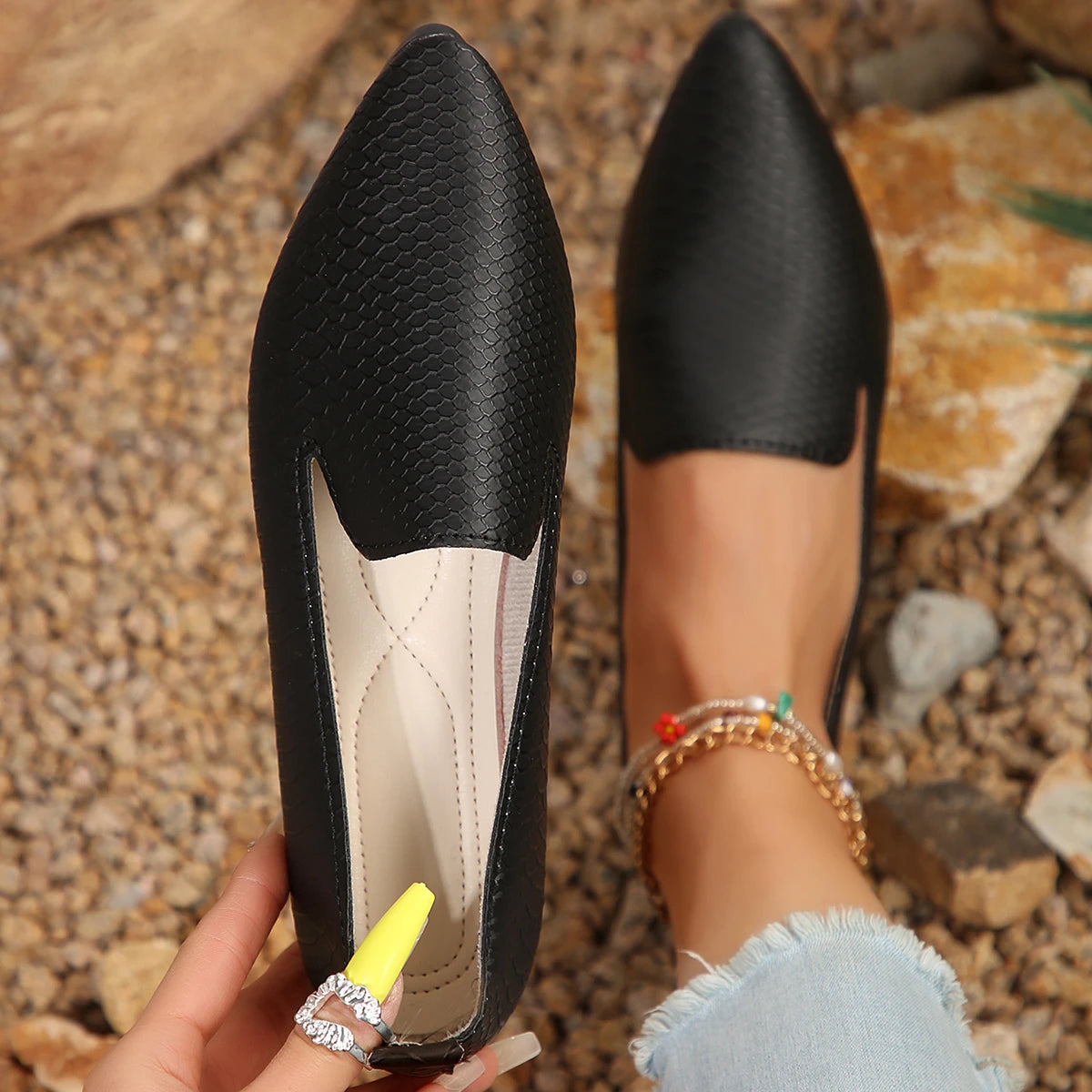 French retro pointed flat shoes 2025 women's large soft sole comfortable spring and summer slip-on casual small leather shoes