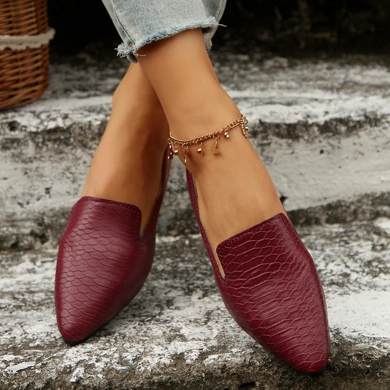 French retro pointed flat shoes 2025 women's large soft sole comfortable spring and summer slip-on casual small leather shoes