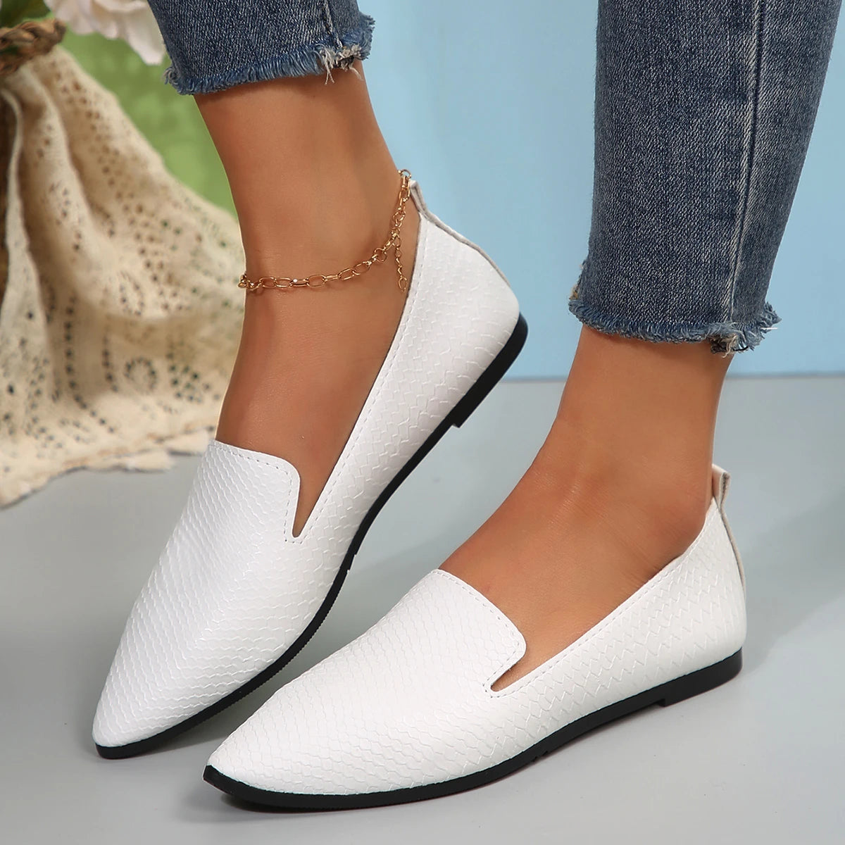 French retro pointed flat shoes 2025 women's large soft sole comfortable spring and summer slip-on casual small leather shoes