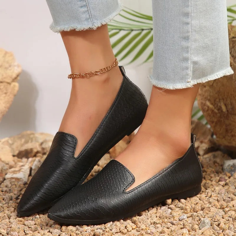 French retro pointed flat shoes 2025 women's large soft sole comfortable spring and summer slip-on casual small leather shoes